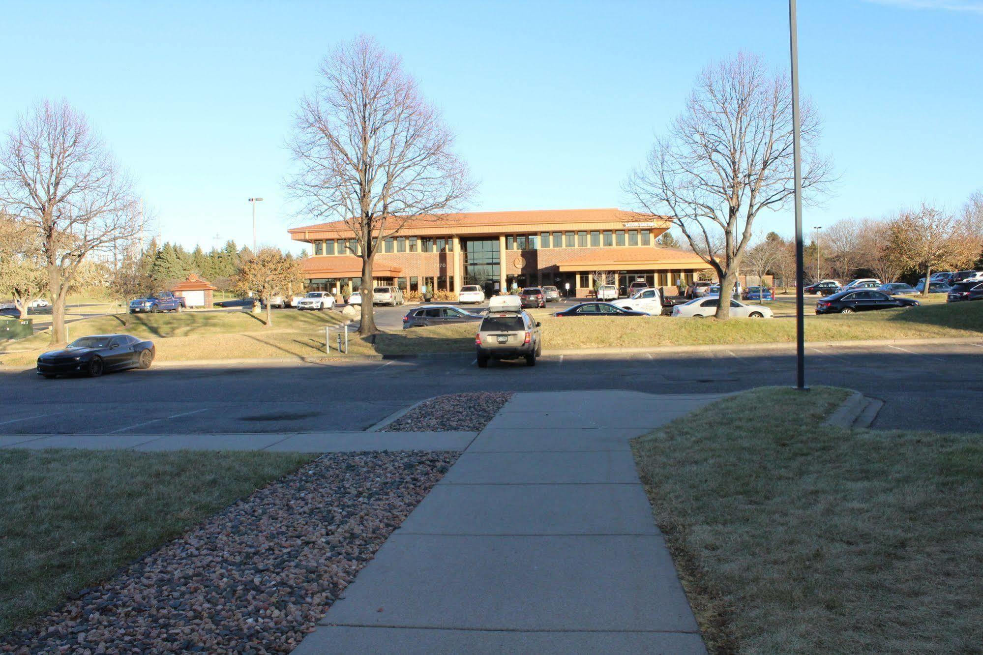 Coratel Inn And Suites Maple Grove Exterior foto
