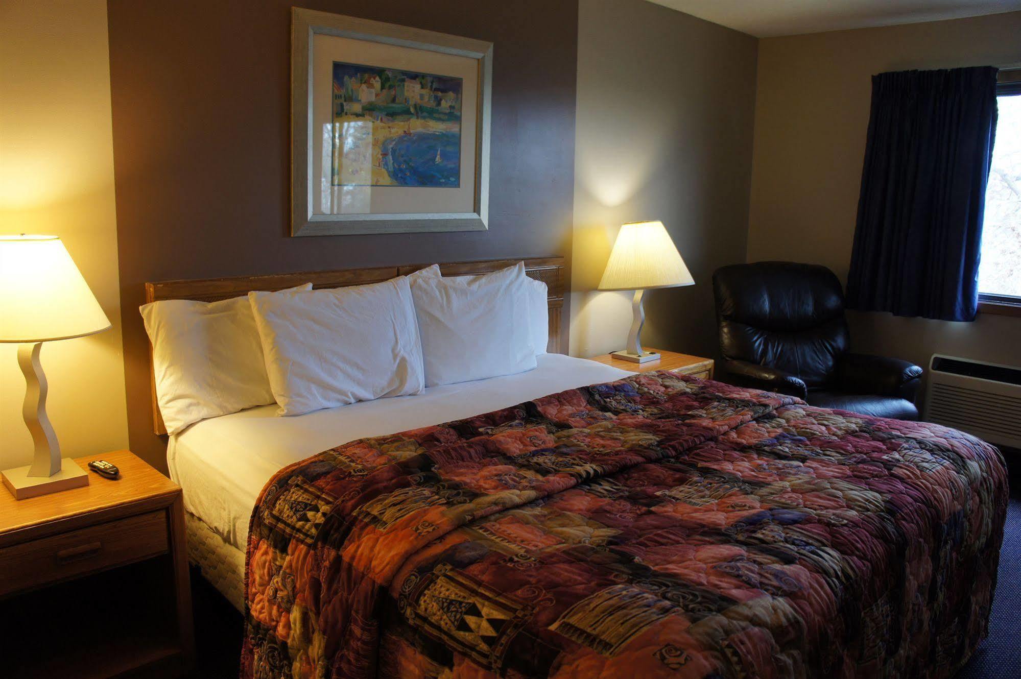 Coratel Inn And Suites Maple Grove Exterior foto