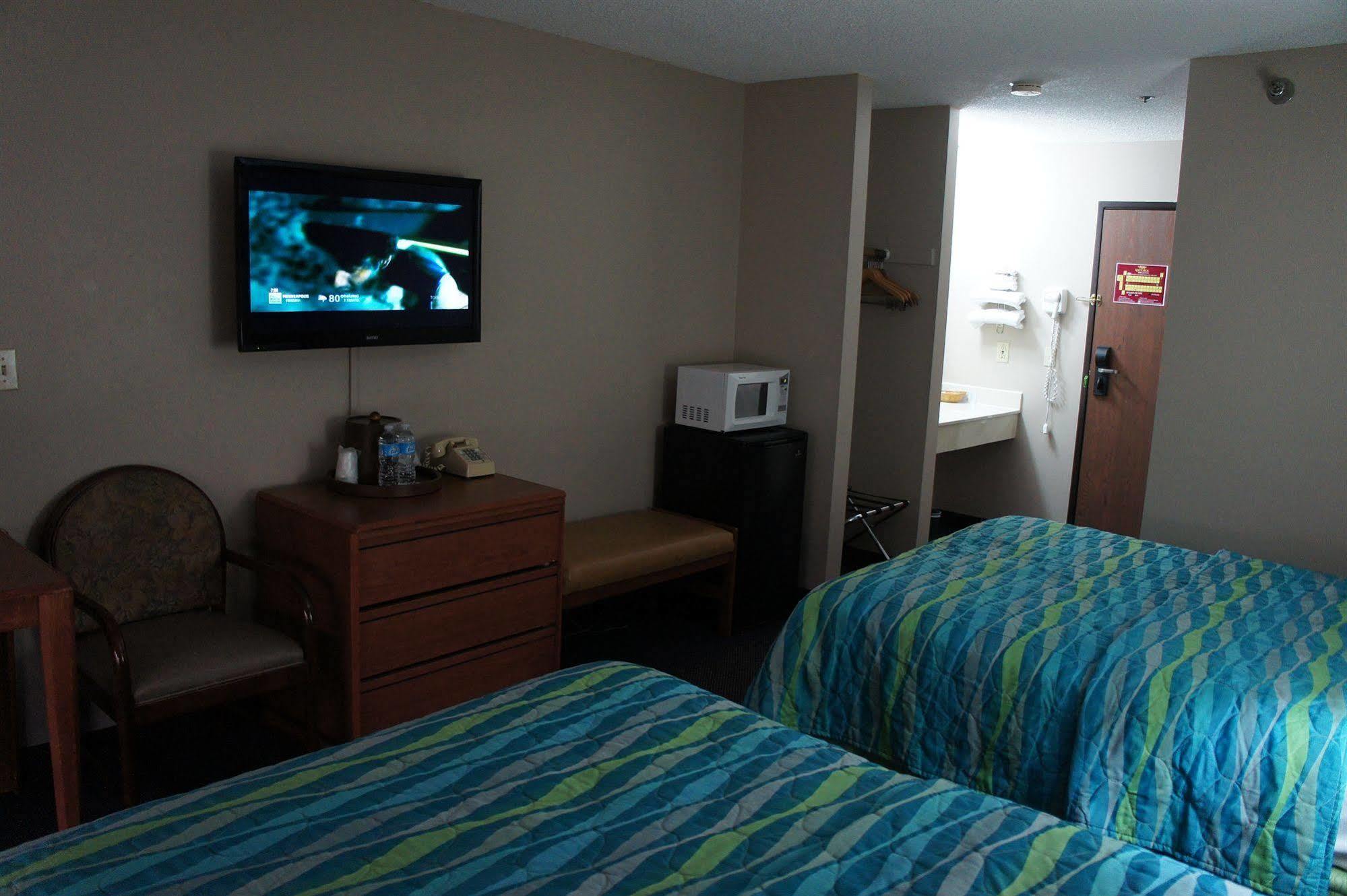 Coratel Inn And Suites Maple Grove Exterior foto